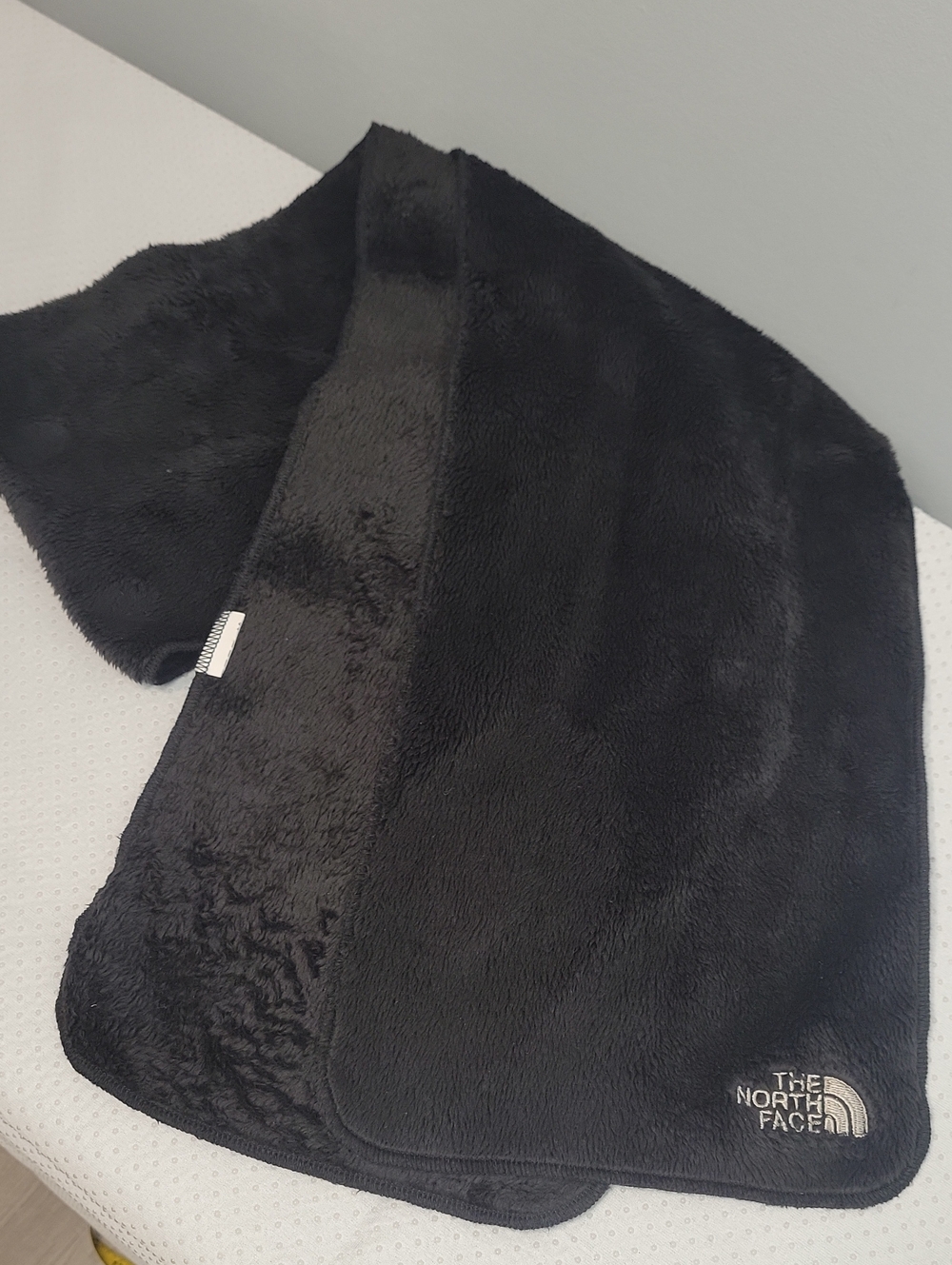 The North Face soft fleece scarf in black